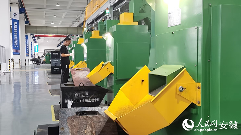 安徽向新六安舒城：小螺栓“链”上大汽车(图2)