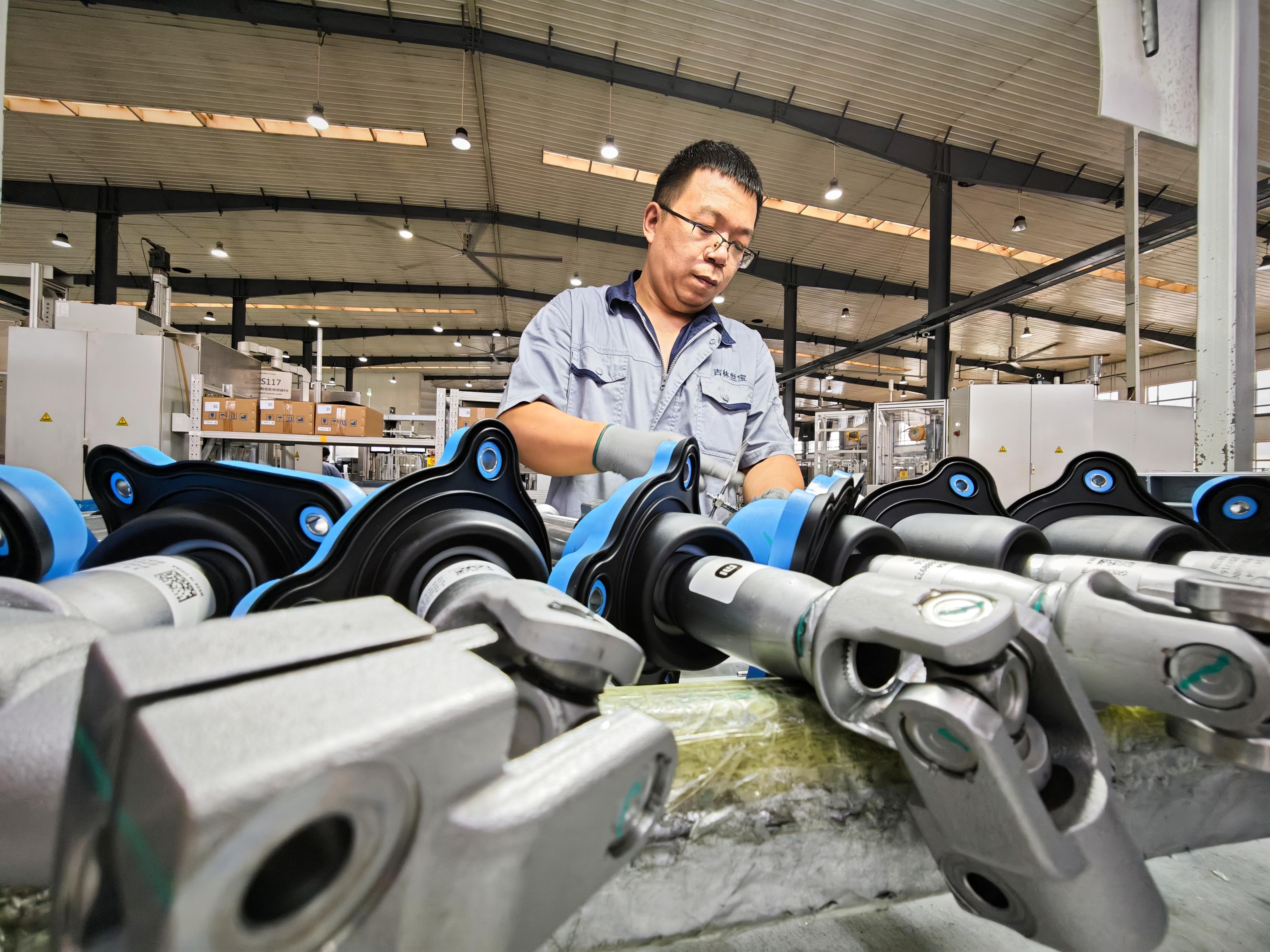 云开：活力中国调研行丨方向盘后的隐形冠军！小部件让汽车转向更智能(图1)