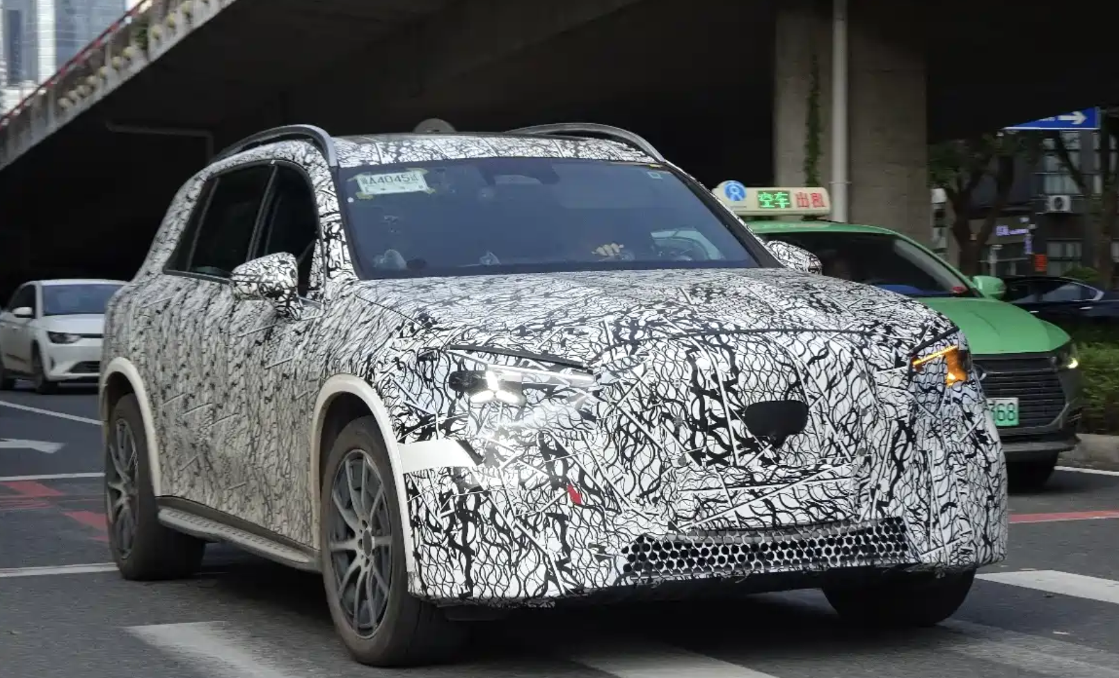 奔驰GLC纯电国内谍照配上空悬多少钱会买？(图3)