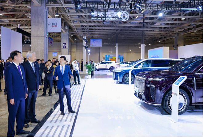 岚图泰山引领智慧出行新风向岚图汽车“三旗舰”登陆澳门车展(图1)