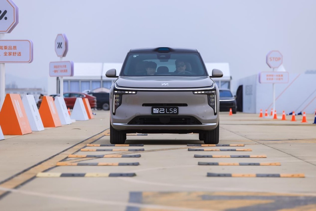 云开（Kaiyun）：智己LS8：以超越百万级驾控品质定义2026最强8系旗舰(图3)
