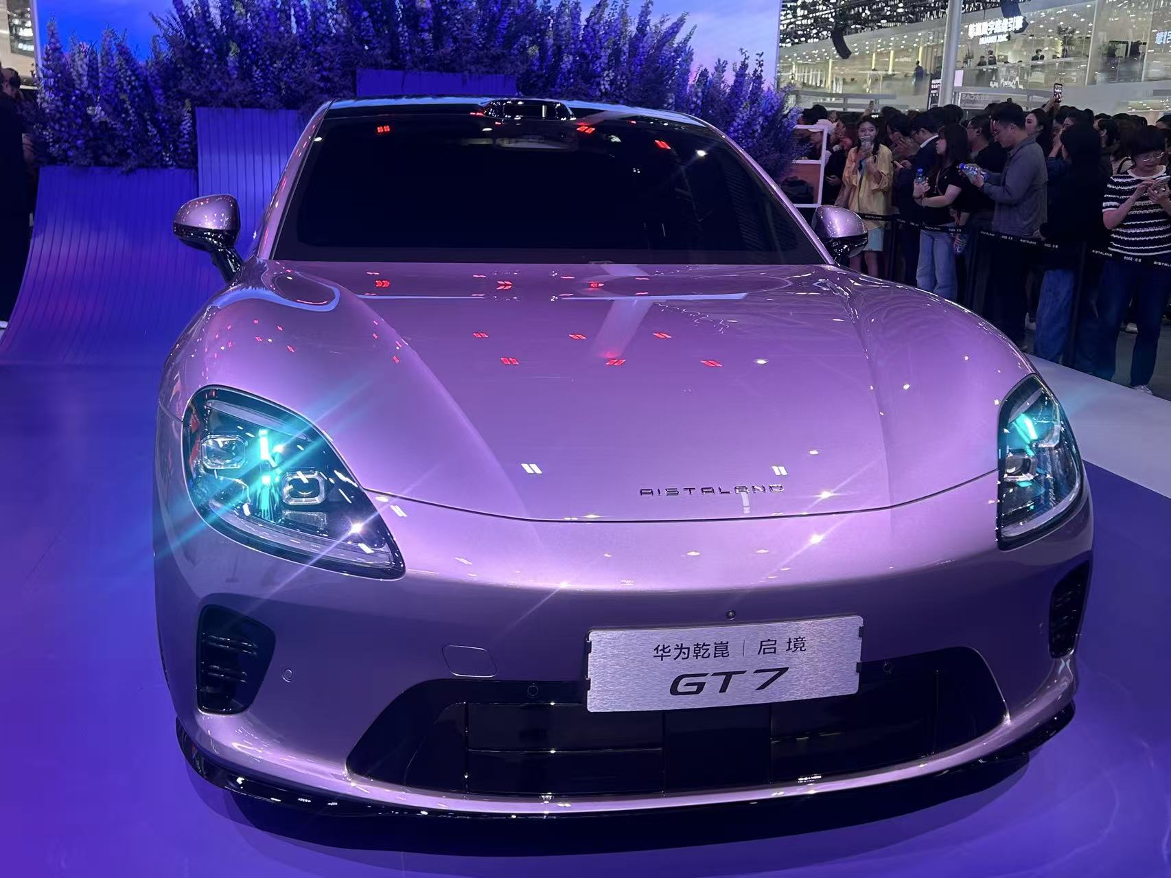 广汽华为联合开发的启境GT7亮相北京车展启境高管：关于智能底盘平台谁基于谁开发双方研发负责人吵过很多次(图1)